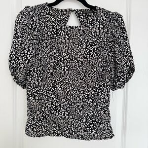 DYNAMITE | Puffed sleeve open back floral blouse